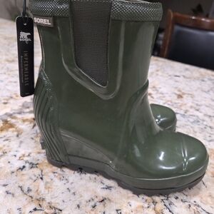 NWT Sorel Joan Rain Chelsea Ankle Bootie Rubber Wedge Boots Size 6